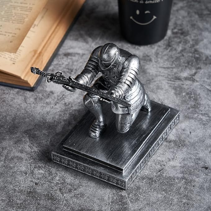 ThreeH Knight Pen Holder Magnetic Resin Ornaments Desk Decoration Home Decoration Pen Organizer