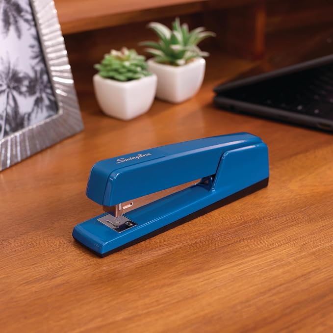 Swingline Stapler, 30 Sheet Capacity, 747 Classic Desktop Stapler, Jam Free, Metal, True Blue (74724)